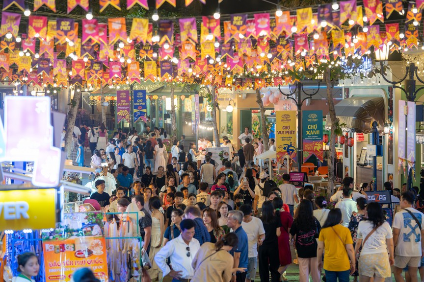Trung thu ở Nam đảo Phú Quốc: Theo cáp treo ra đảo, đón trăng giữa trời pháo hoa  - Ảnh 2.
