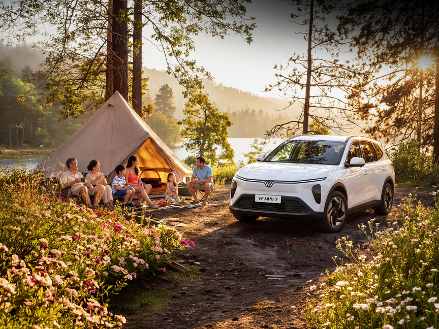 Trải nghiệm VinFast VF MPV 7 tại đại lý, gia đình tính chuyện đổi xe đón Trung thu - Ảnh 1.