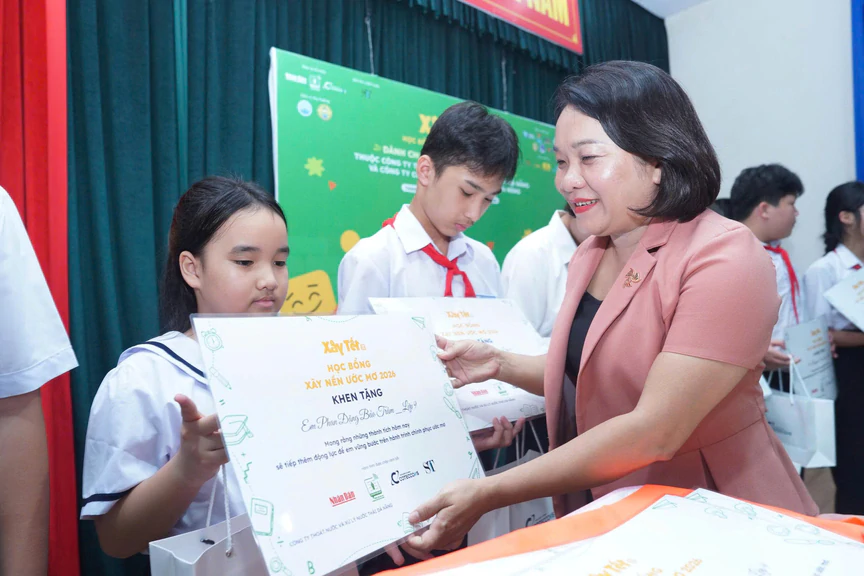 Hơn 100 suất học bổng “Xây nền ước mơ” cho con em công nhân tại Đà Nẵng - Ảnh 3.
