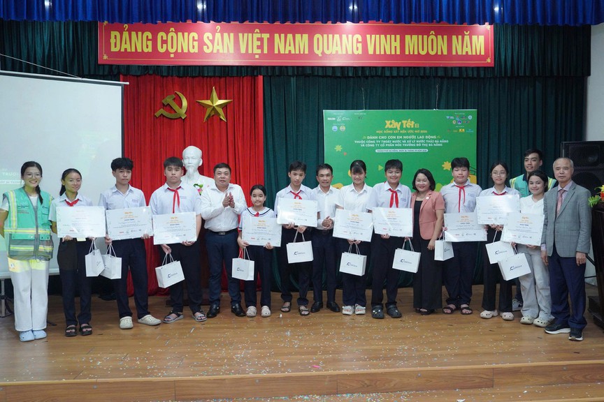 Hơn 100 suất học bổng “Xây nền ước mơ” cho con em công nhân tại Đà Nẵng - Ảnh 1.