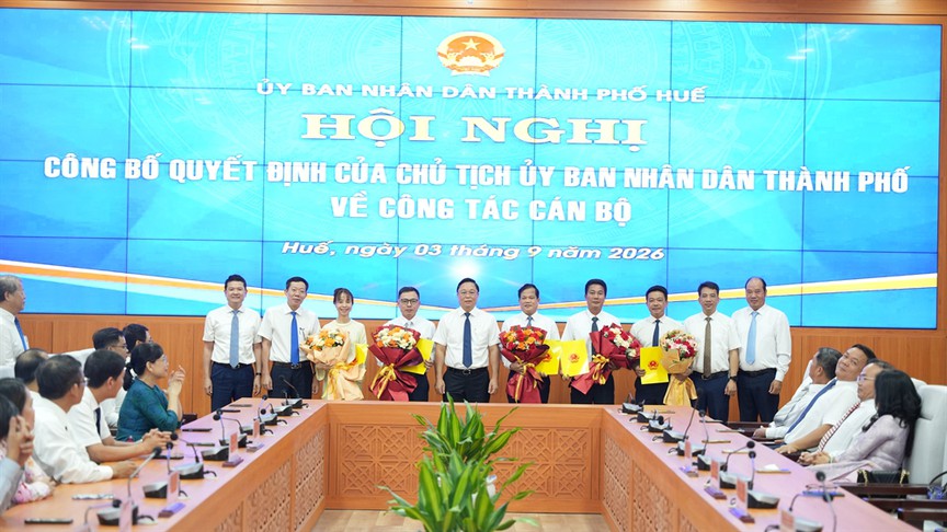 TP. Huế: Công bố các quyết định về công tác cán bộ - Ảnh 1.