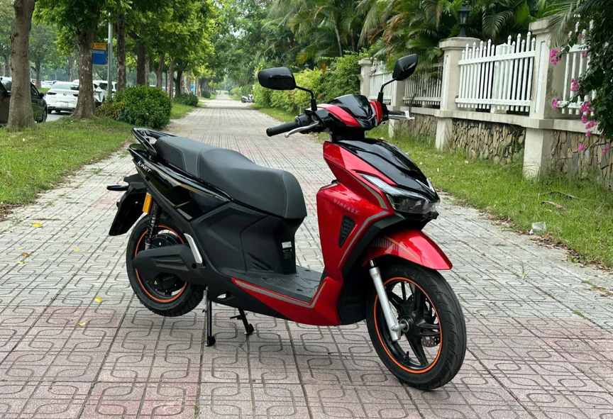 VinFast Kinet có gì hỗ trợ người dùng trong mùa mưa? - Ảnh 1.