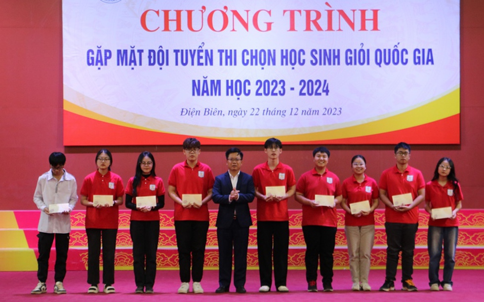 Gặp mặt đội tuyển thi chọn học sinh giỏi quốc gia năm học 2023 - 2024