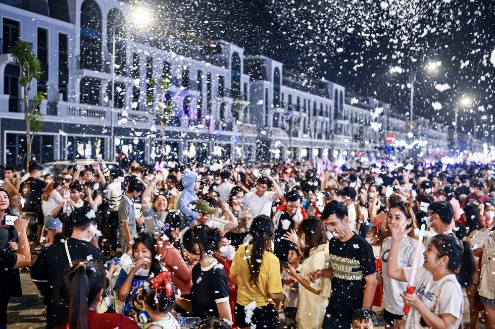 Đại lộ thương mại ở Long An đón hàng ngàn người dịp Giáng sinh 2023