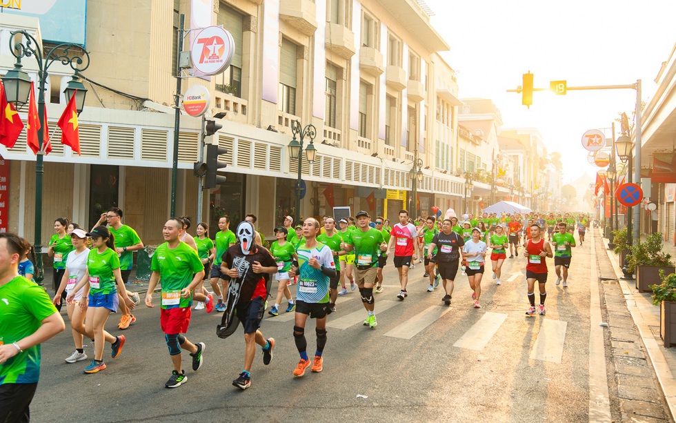 Khoảnh khắc thăng hoa trên đường chạy mùa thu tuyệt đẹp của VPBank Hanoi International Marathon 2024