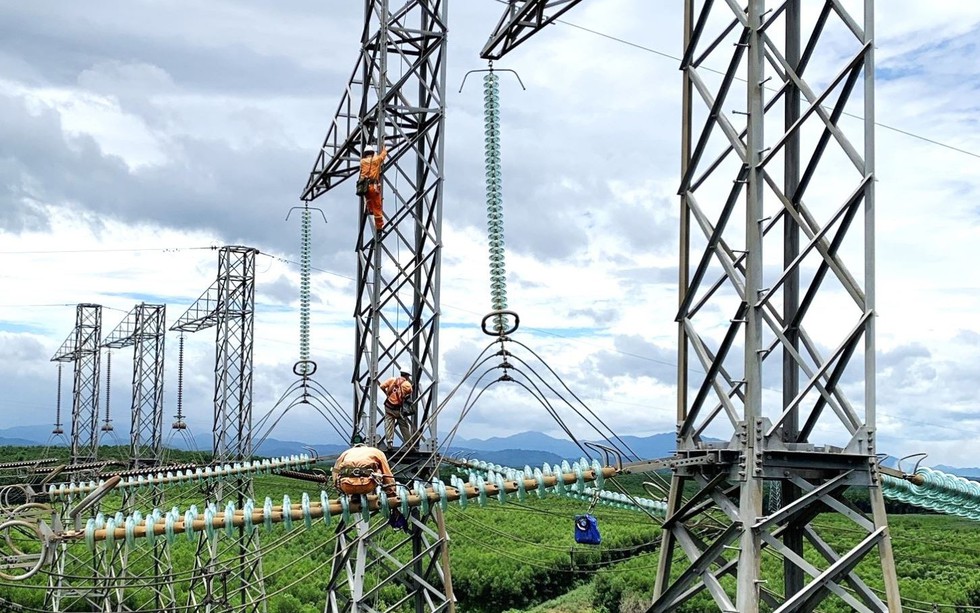 Truyền tải điện Quảng Trị tăng cường sửa chữa đường dây 500kV đảm bảo cung cấp điện mùa khô