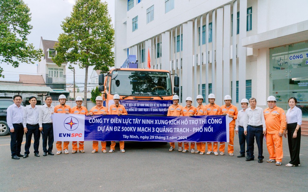 Hơn 1.500 kỹ sư, công nhân các Tổng công ty Điện lực tham gia “tiếp sức” cho Dự án đường dây 500kV mạch 3