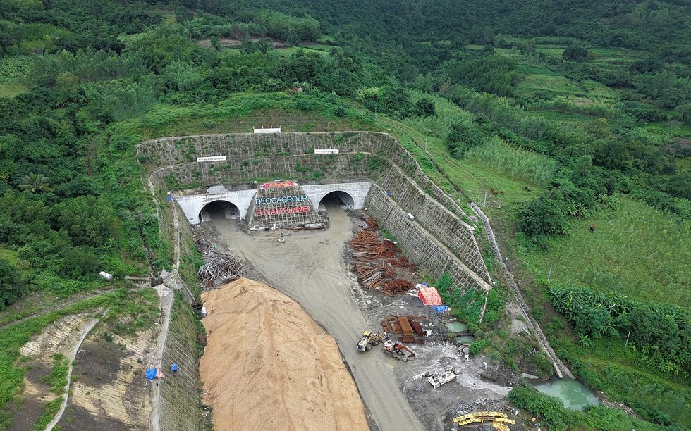 Nhánh hầm dài hơn 1km thuộc tuyến cao tốc 10.700 tỷ đồng do liên danh Đèo Cả thực hiện đón tin vui