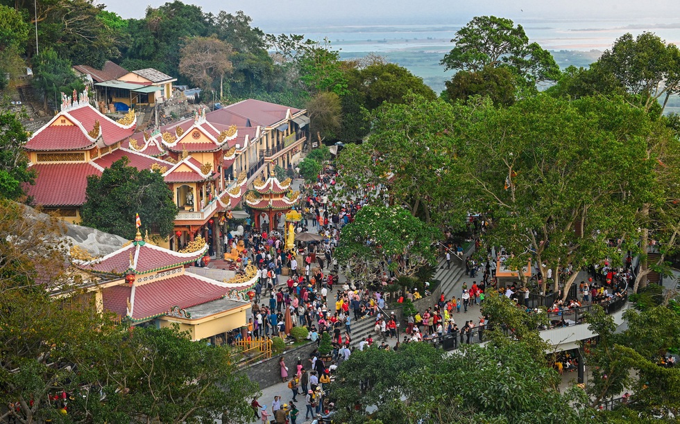 Hơn 200 nghìn du khách đổ về Tây Ninh tham dự Lễ khai mạc Hội xuân Núi Bà Đen