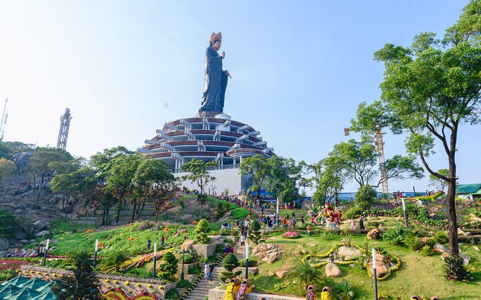 Khám phá từng ngõ ngách trong quần thể công trình tâm linh trên núi Bà Đen, Tây Ninh