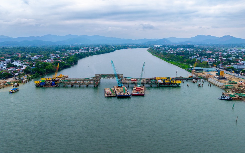 Thừa Thiên Huế: Toàn cảnh cầu Nguyễn Hoàng bắc qua sông Hương gần 2.300 tỷ sau hơn 1 năm thi công