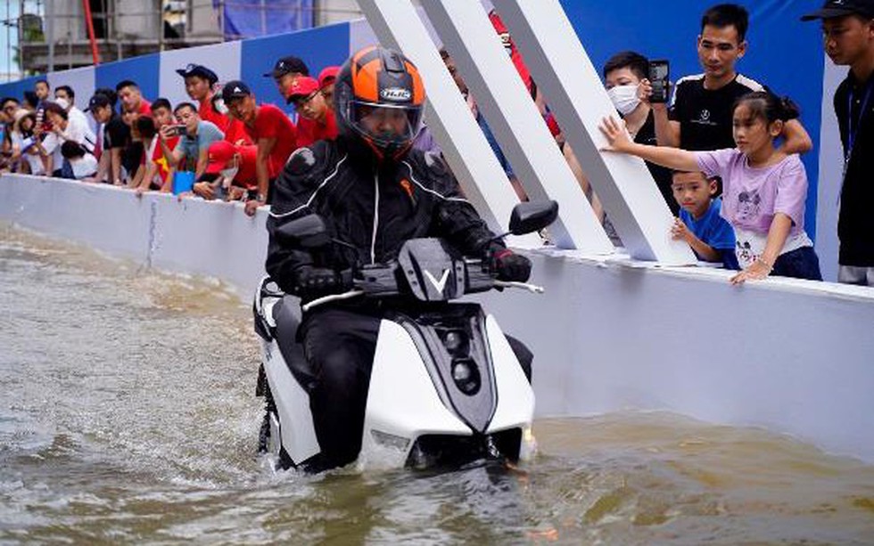 Mùa mưa đến, xe máy điện VinFast “ghi điểm” với người dùng nhờ khả năng lội nước ưu việt