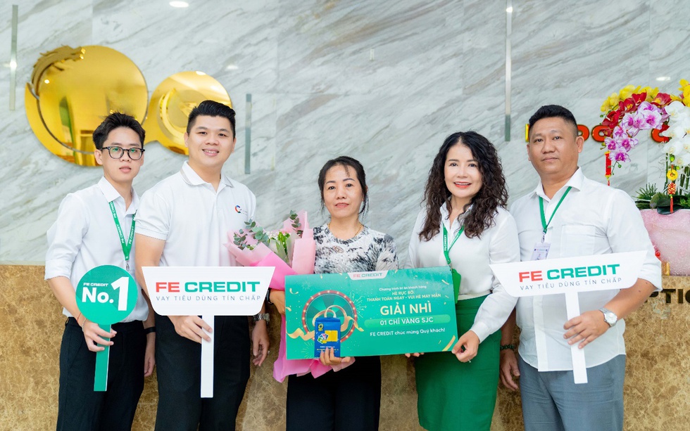 
Khách hàng vỡ òa niềm vui khi trúng xe máy, trúng vàng từ FE CREDIT