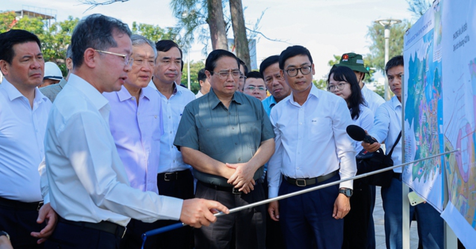 Thủ tướng khảo sát khu vực nghiên cứu lấn biển và dự án cảng Liên Chiểu tại Đà Nẵng