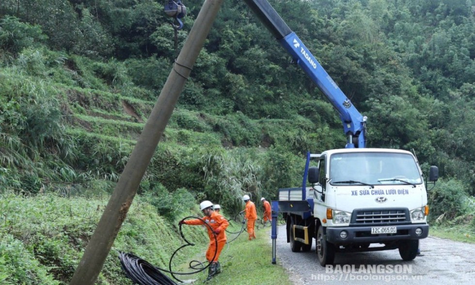 Lạng Sơn: Chủ động khắc phục sự cố lưới điện, cấp điện ổn định cho các khách hàng sau bão số 3