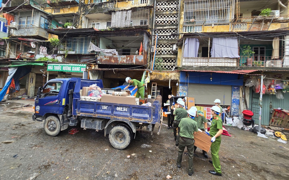 Hải Phòng: Di chuyển hết tài sản các hộ dân chung cư cũ A7, A8 Vạn Mỹ