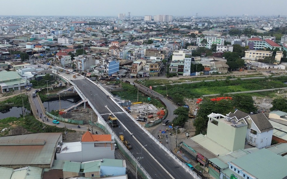 Vài ngày nữa, cầu cũ bị sập trên tuyến đường nối vào sân bay Tân Sơn Nhất hoàn toàn được thay thế