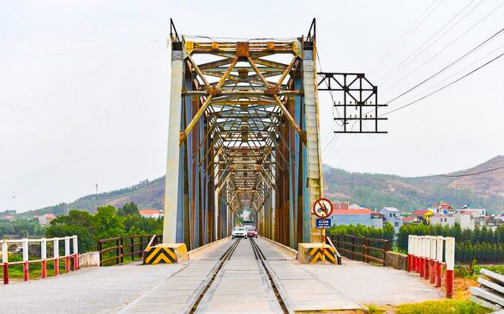 Chỉ 3 tháng nữa, cây cầu duy nhất ở Việt Nam có đường sắt chung đường bộ sẽ được ‘lên đời’ sau hơn 40 năm hoạt động