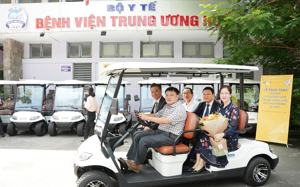 PVcomBank donates 10 electric vehicles to support Hue Central Hospital operations