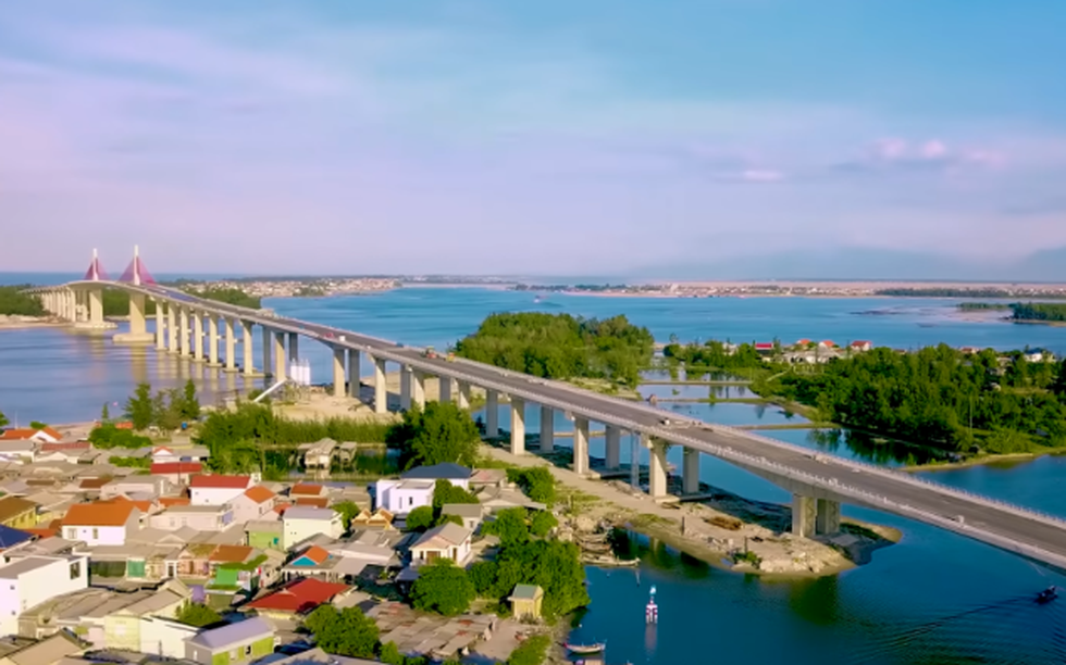 Cầu vượt biển dài nhất miền Trung, kết thúc hơn 100 năm di chuyển bằng dò của người dân đôi bờ