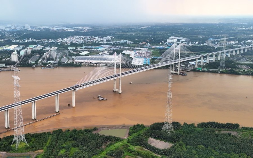 Cầu dây văng có tĩnh không cao nhất Việt Nam đã hoàn thiện, vẫn phải chờ đợi để được thông xe