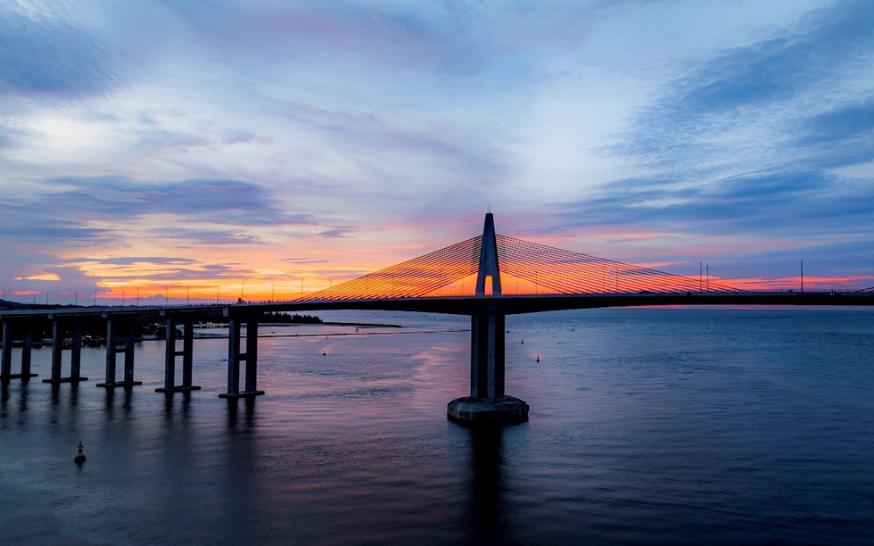 Sắp thông xe cầu vượt biển dài nhất miền Trung, kết thúc hơn 100 năm di chuyển bằng đò của người dân đôi bờ