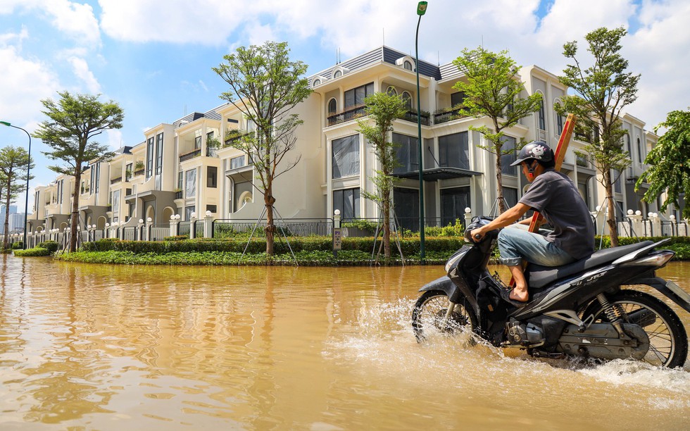 "Khu nhà giàu" Ciputra Hà Nội vẫn như ốc đảo sau hơn 1 ngày tạnh ráo