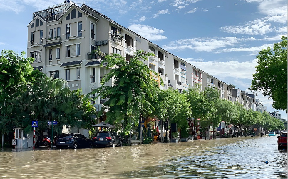 Nghịch lý đô thị Hà Nội: Nhiều khu vực cứ mưa là ngập nhưng giá nhà vẫn "neo cao"