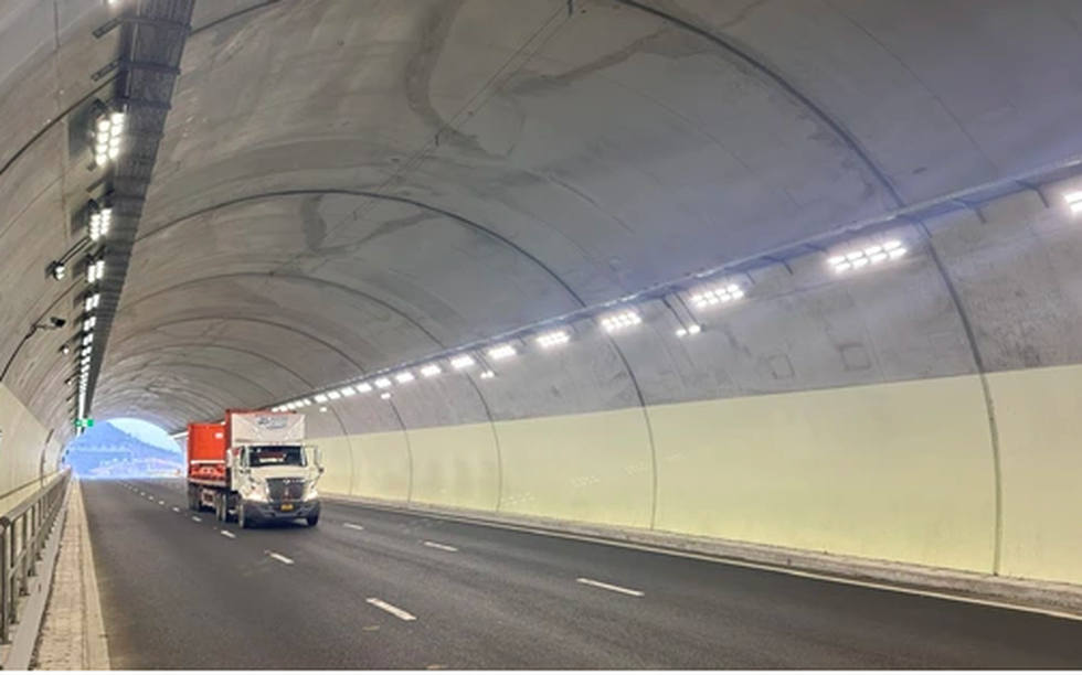 Hầm xuyên núi duy nhất Việt Nam trải bê tông nhựa toàn bộ: Huy động 1.500 công nhân cùng 500 thiết bị thi công, áp dụng kỹ thuật đặc biệt hàng đầu thế giới