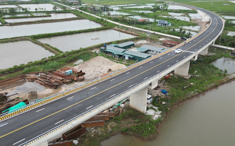 Cây cầu gần 700 tỷ nối đôi bờ tỉnh Ninh Bình đã hoàn thiện, tạo trục giao thông ven biển quan trọng