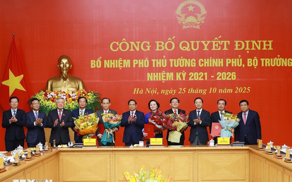 Thủ tướng trao Quyết định bổ nhiệm 2 Phó Thủ tướng và 3 Bộ trưởng
