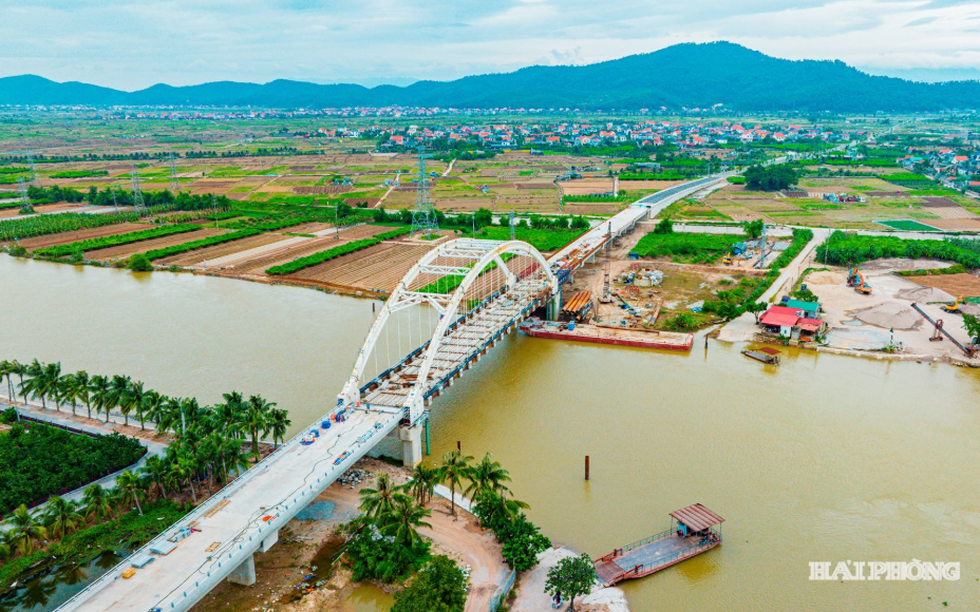 Cây cầu vượt sông 600 tỷ tại Hải Dương cũ sắp thông xe, vượt tiến độ 1 tháng