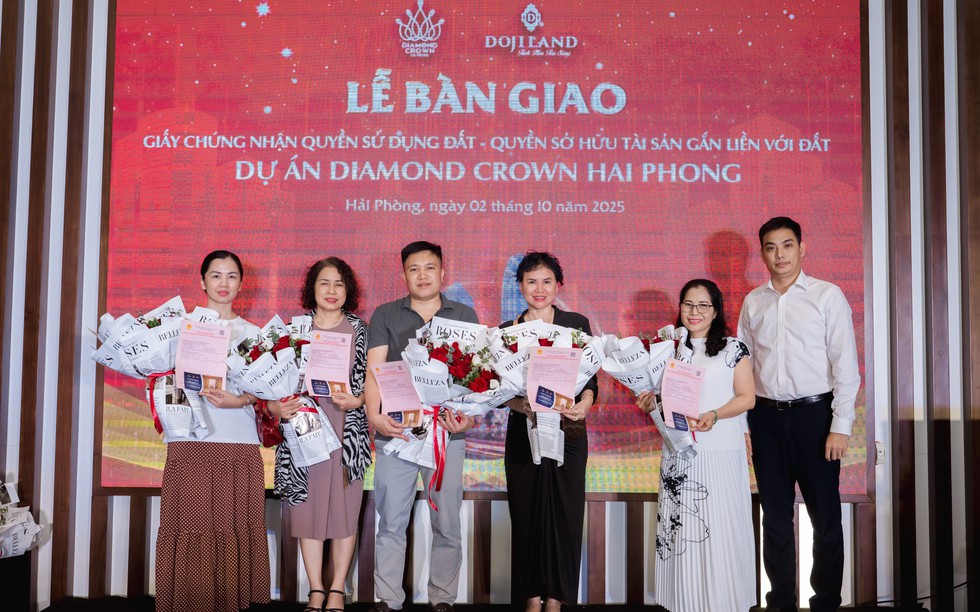 Bàn giao sổ hồng cho cư dân Diamond Crown Hai Phong