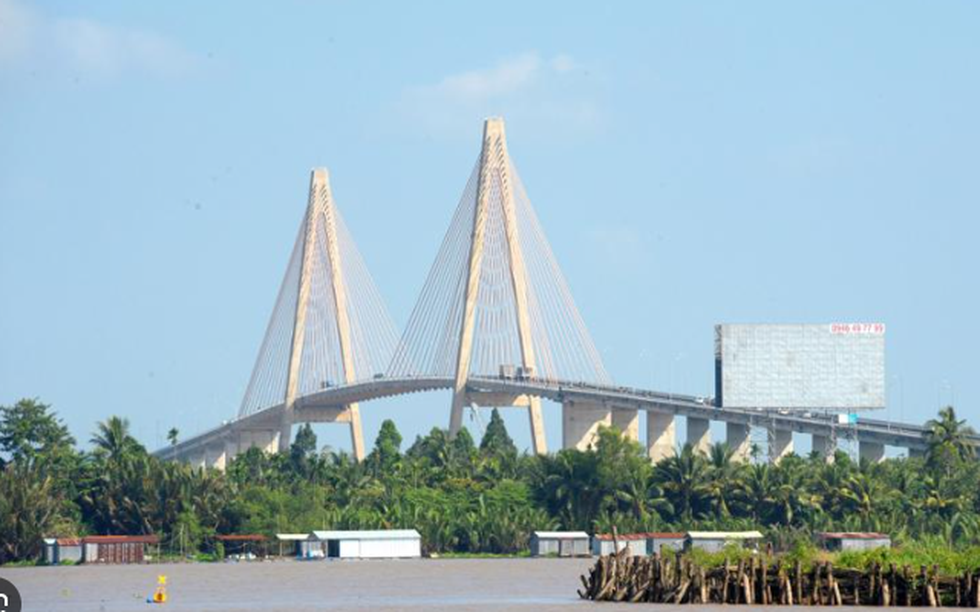 Cây cầu dây văng đầu tiên do Việt Nam thiết kế và thi công, phá thế qua sông lụy phà, rút ngắn thời gian di chuyển còn 15 phút