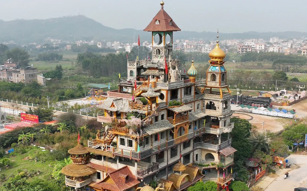 'Biệt thự điên' của một nông dân xây ròng rã 10 năm gây sốt mạng, mỗi ngày cả vạn khách thăm