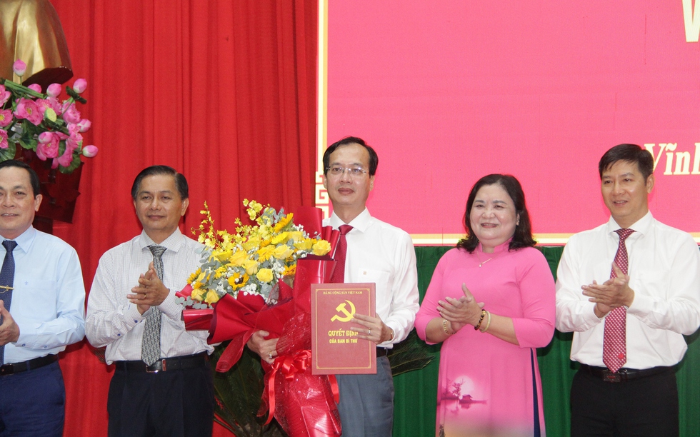 Chủ tịch UBND tỉnh Đồng Tháp giữ chức Phó Bí thư Tỉnh ủy Vĩnh Long