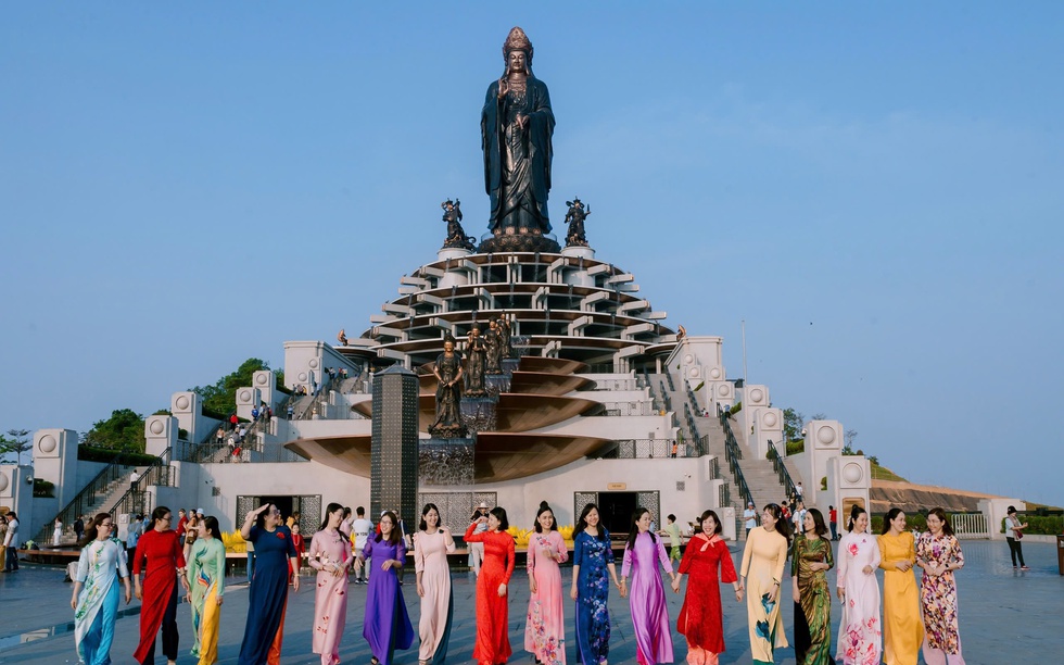 Khu du lịch núi Bà Đen ưu đãi và tặng quà đặc biệt cho giáo viên trong tháng 11