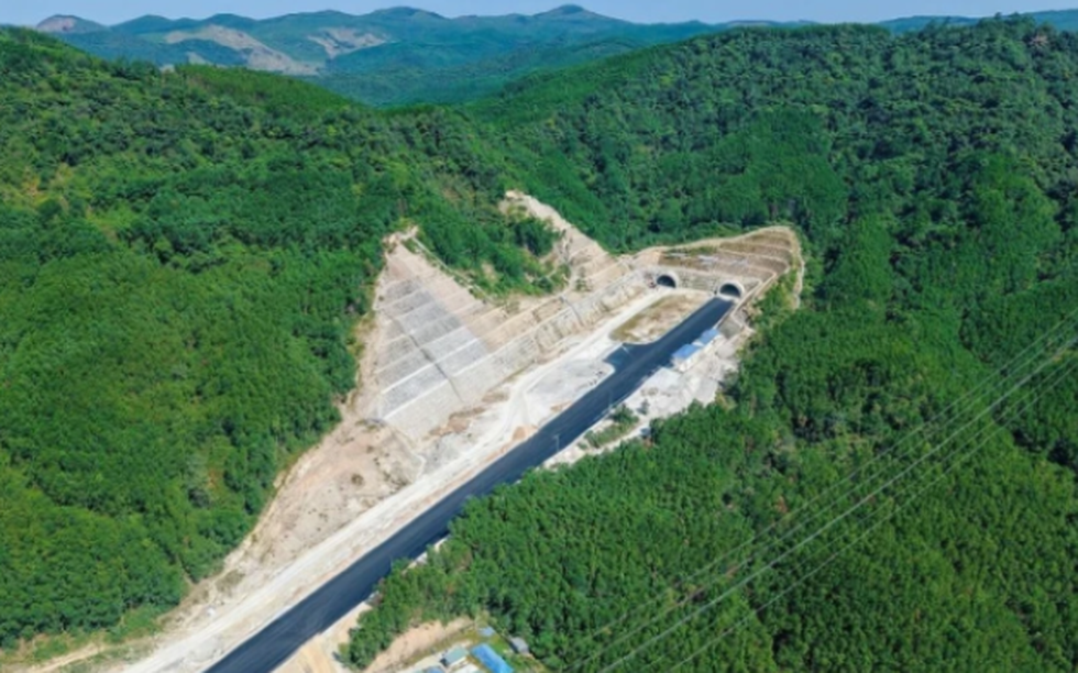 Sắp hoàn thành hầm đường bộ dài nhất tuyến cao tốc Bắc - Nam phía Đông do liên danh Đèo Cả thực hiện