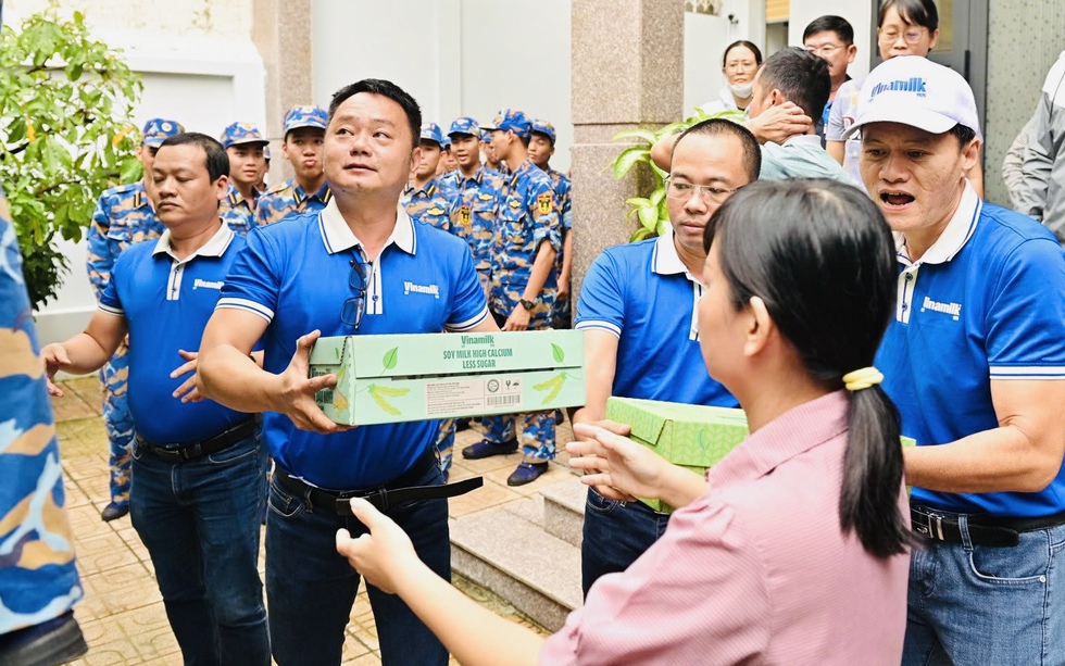 Vinamilk kịp thời hỗ trợ 48 tấn sản phẩm dinh dưỡng đến bà con vùng lũ miền Trung và Tây Nguyên