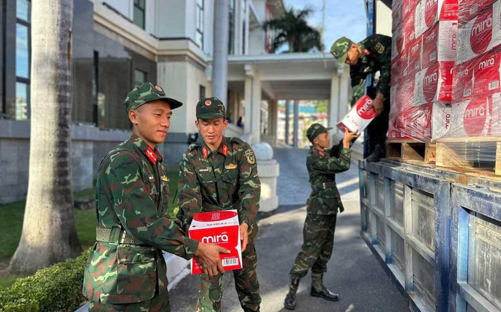 Quảng Ninh: Trực tiếp trao kinh phí và nhu yếu phẩm ủng hộ tỉnh Lâm Đồng