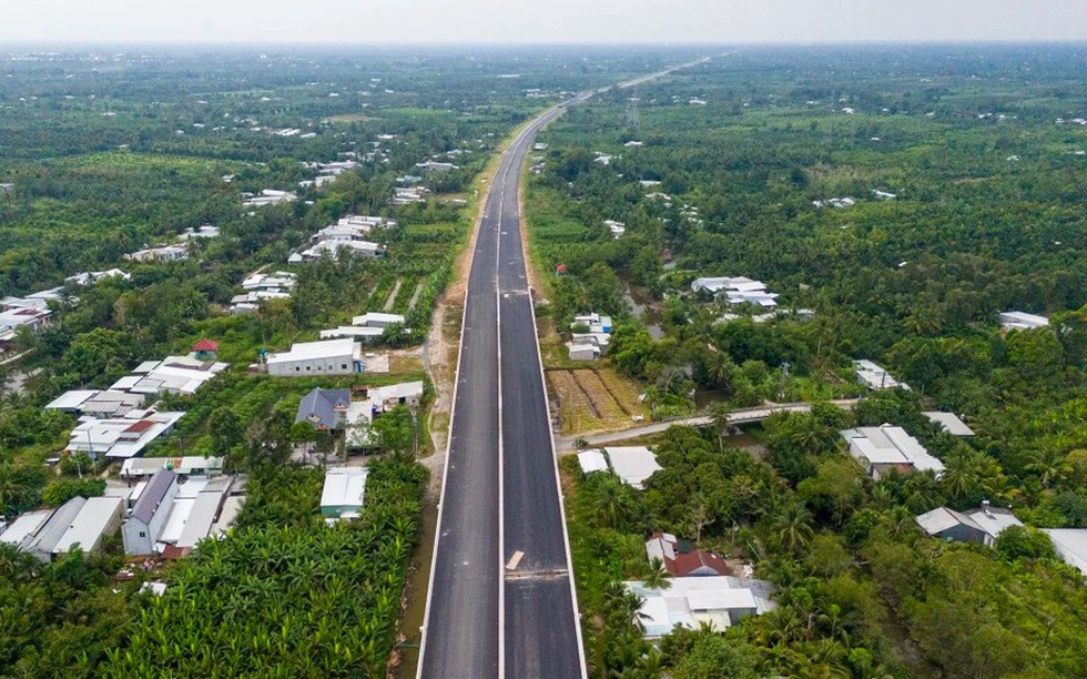 Chỉ hơn một tháng nữa, tuyến cao tốc cuối cùng trên trục xương sống Bắc - Nam phía Đông sẽ cán đích