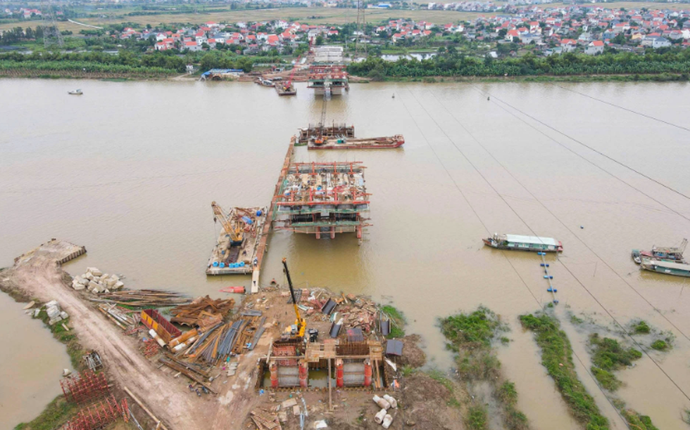 Cây cầu đầu tiên bắc qua sông Thái Bình sau 1 năm khởi công: Dần thành hình, sẽ hoàn thành sau ít tháng nữa