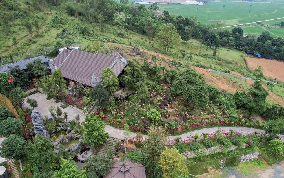 NSND trẻ nhất Việt Nam sở hữu biệt phủ 8.000m2 ở ngoại thành: Hòn non bộ cao bằng nhà 2 tầng, điện thờ hướng ra dãy núi Ba Vì