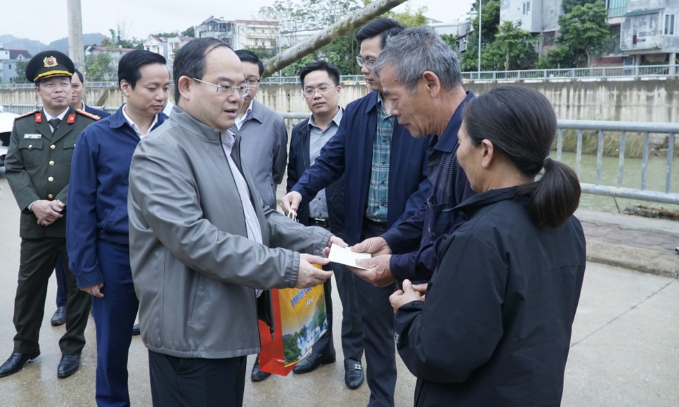 Cao Bằng: Bí thư Tỉnh ủy thăm, tặng quà các gia đình bị ảnh hưởng cơn bão số 10, 11 tại phường Thục Phán