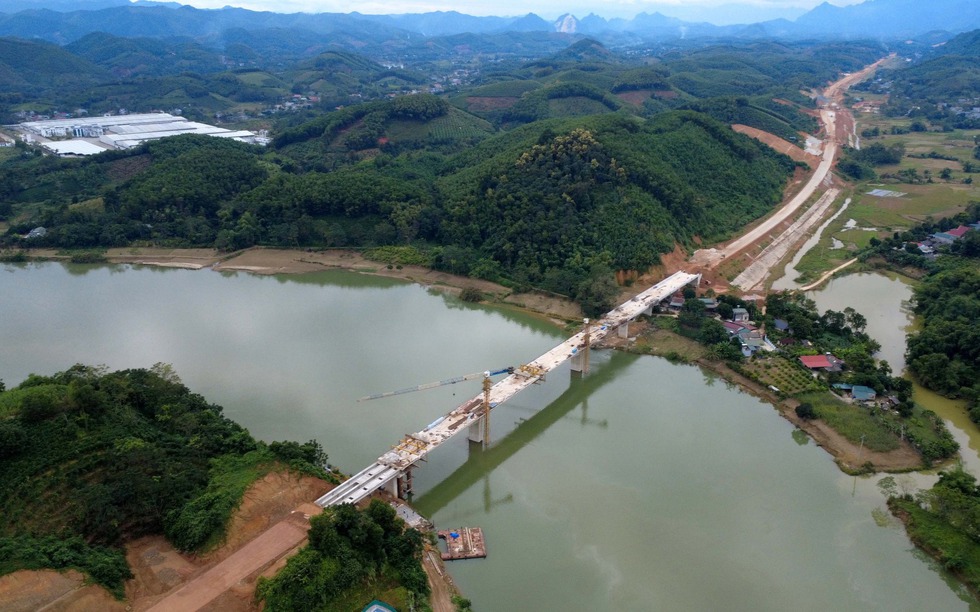 Ngày mai, Tập đoàn Đèo Cả sẽ hợp long cây cầu lớn nhất trên cao tốc 13.800 tỷ xuyên qua tỉnh lớn thứ 2 miền Bắc