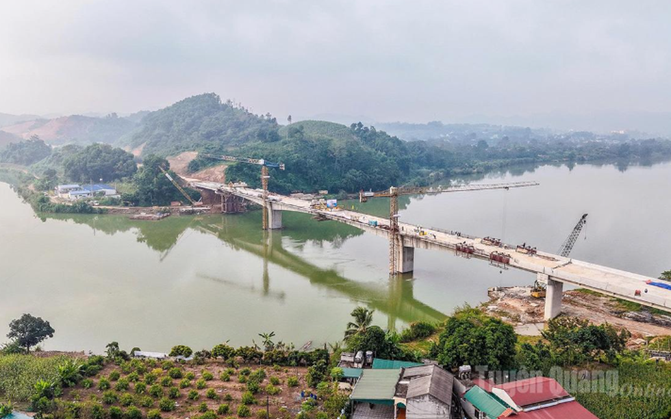 Chính thức hợp long cây cầu dài nhất tuyến cao tốc Tuyên Quang - Hà Giang, rút ngắn kết nối từ 4 giờ còn chưa đầy 1 giờ