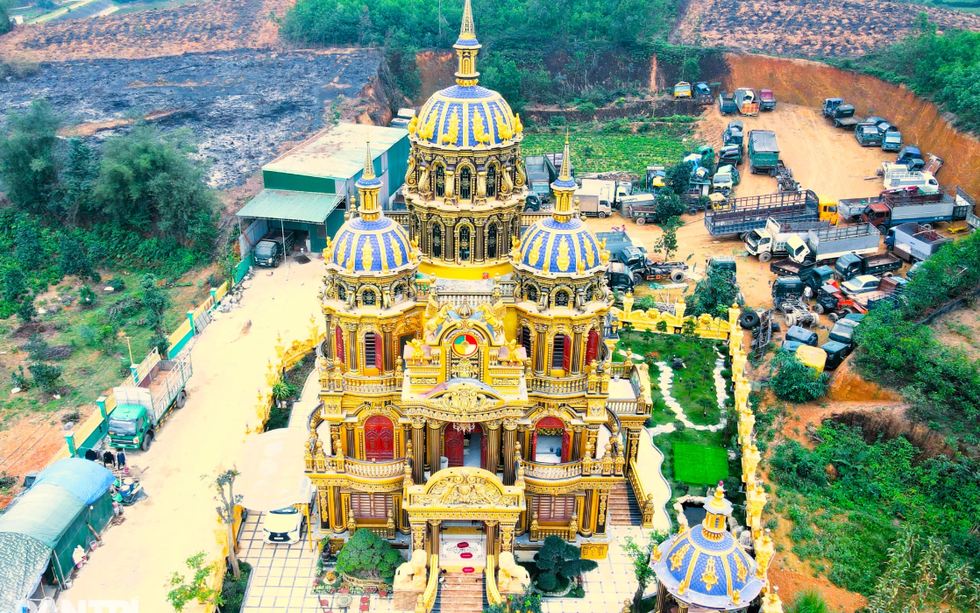 Lâu đài dát vàng gần 100 tỷ của ‘đại gia đồng nát’: Huy động hàng trăm người xây dựng, từng phải tháo dỡ 1 phần công trình trái phép