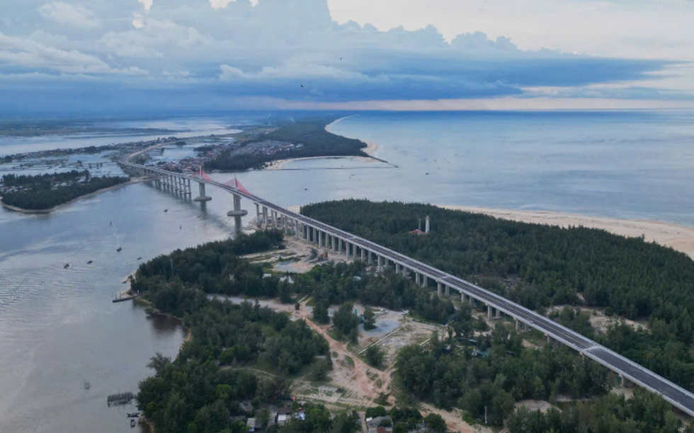 Chính thức hoàn thành cầu vượt biển dài nhất miền Trung, kết thúc hơn 100 năm di chuyển bằng đò của người dân đôi bờ
