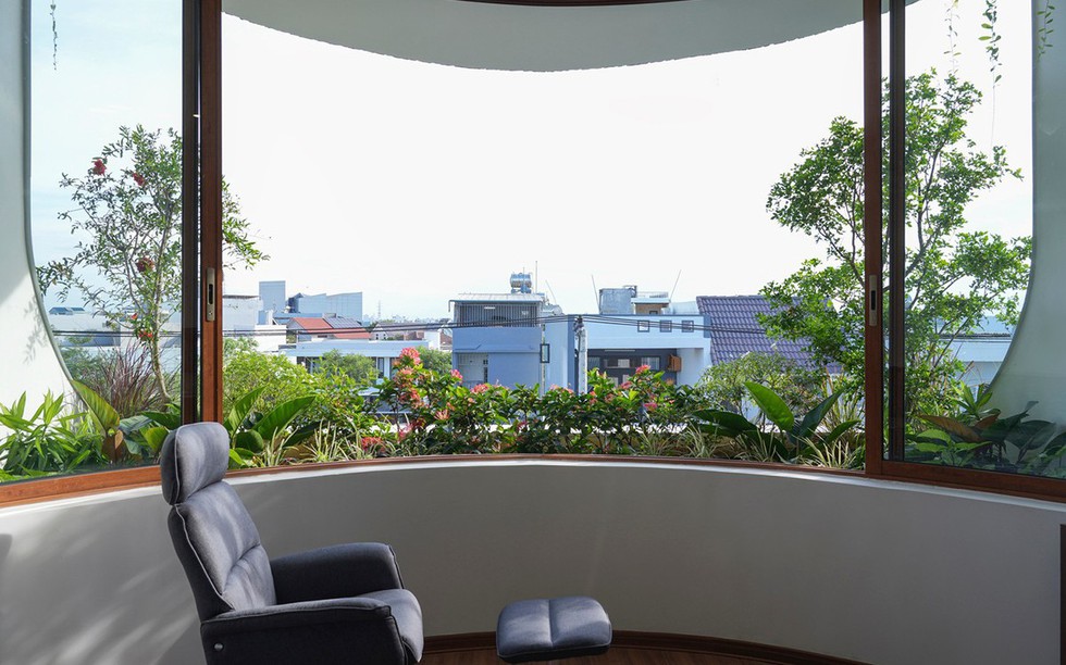 Biến ngôi nhà phố trở thành 'ốc đảo' giữa đô thị ồn ã