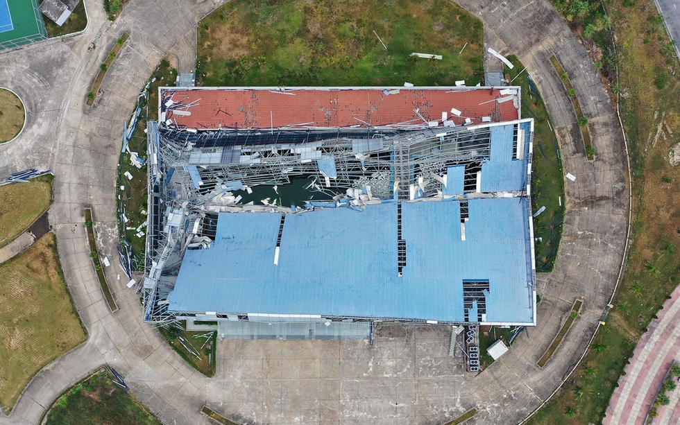 Cảnh hoang tàn, đổ nát bên trong khu phức hợp thể thao quy mô nhất tỉnh Quảng Ninh